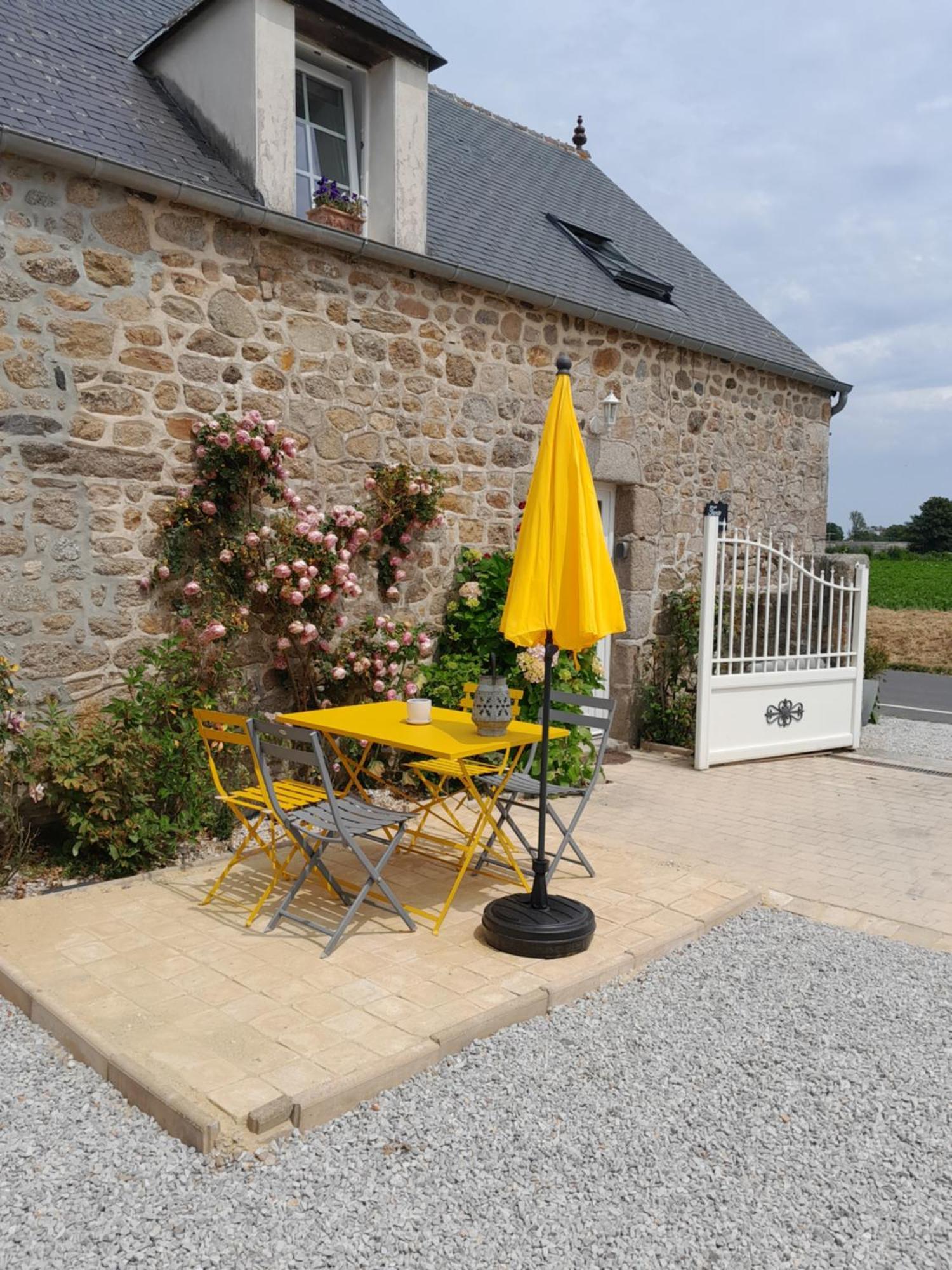 Gite Tante Jeanne Réville Exterior photo